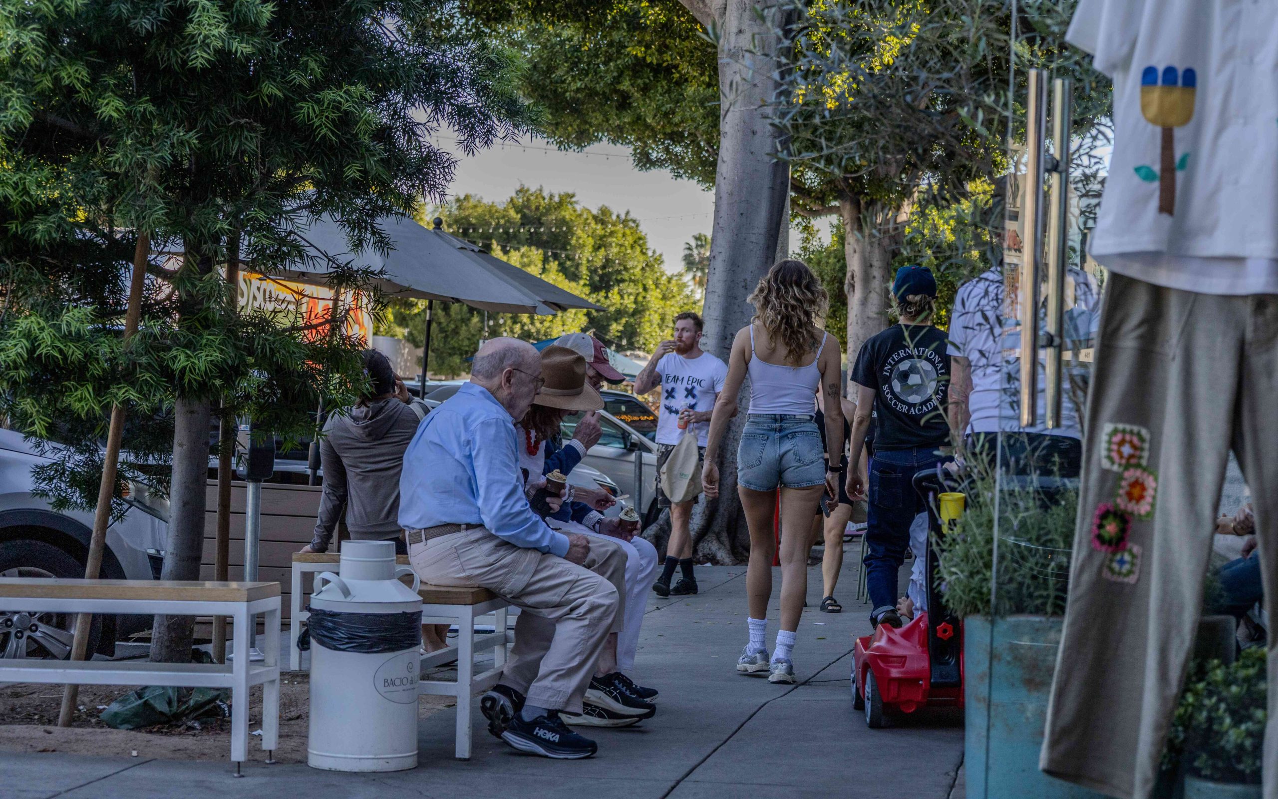 Larchmont Village's Midweek Delight: The Farmers Market